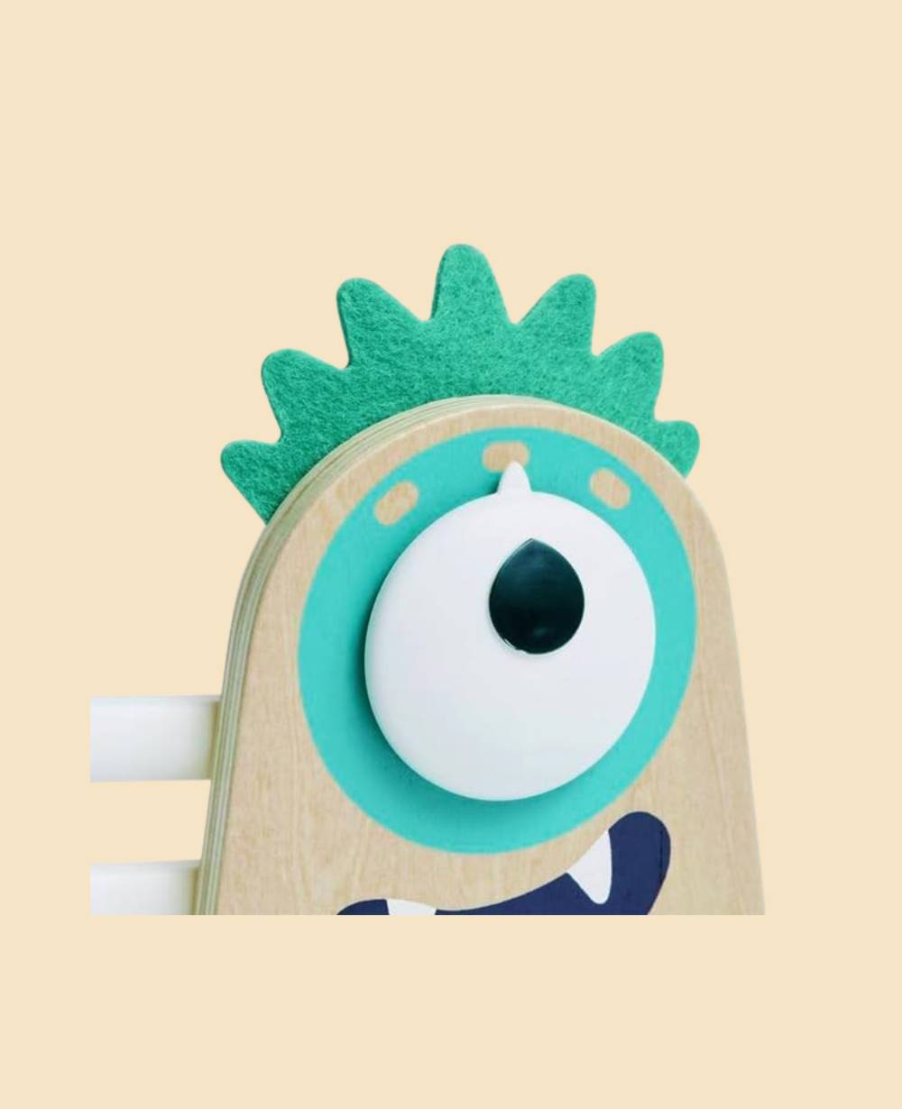 Balansvåg i trä med monsterfigurer