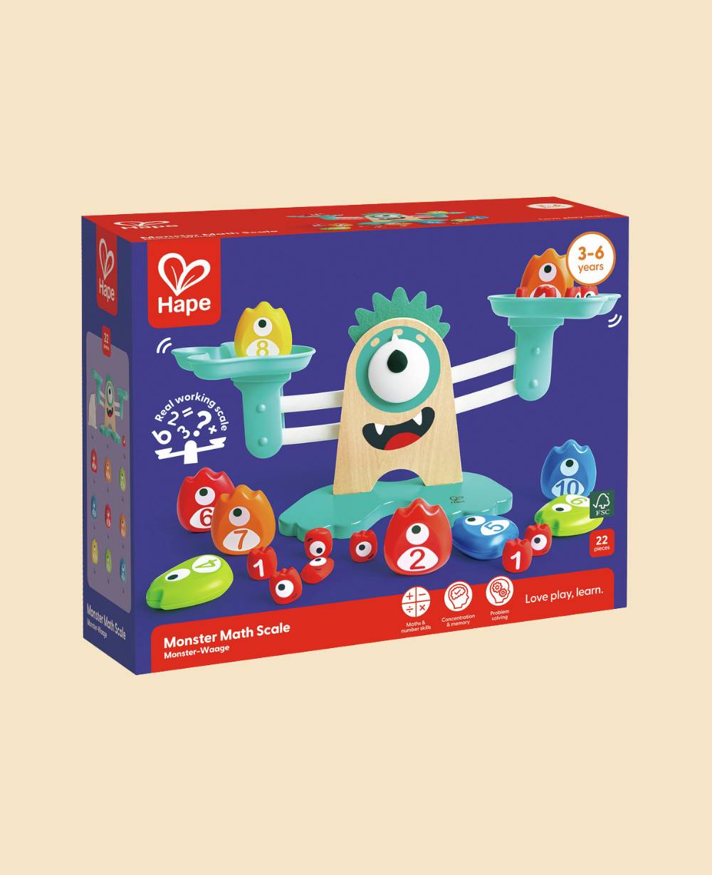 Balansvåg i trä med monsterfigurer