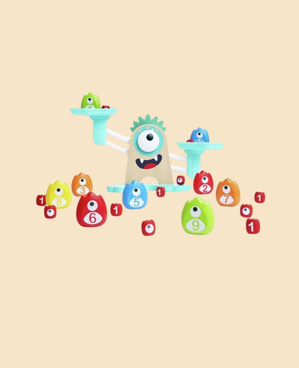 Balansvåg i trä med monsterfigurer