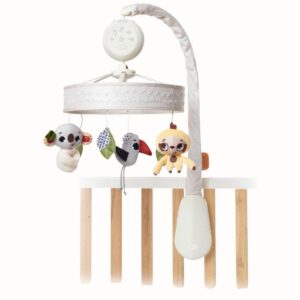 Boho baby mobil med vintage roterande figurer över vagga