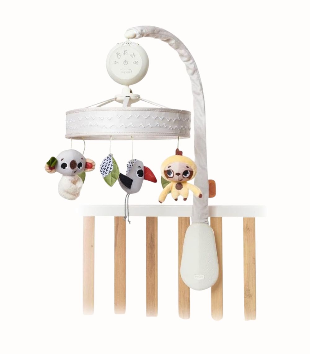 Boho baby mobil med vintage roterande figurer över vagga