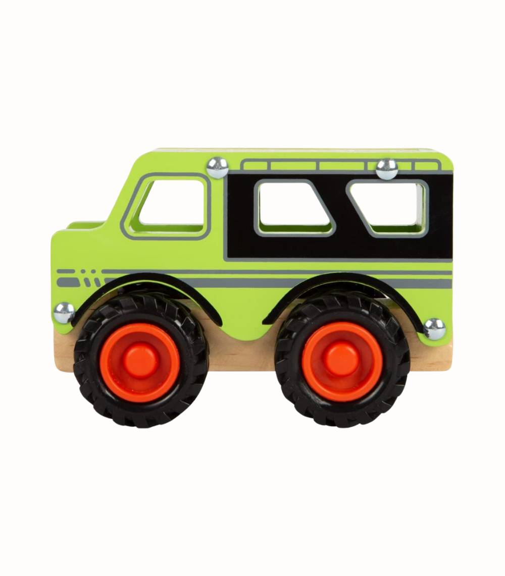 Terrängbil i trä med gummihjul